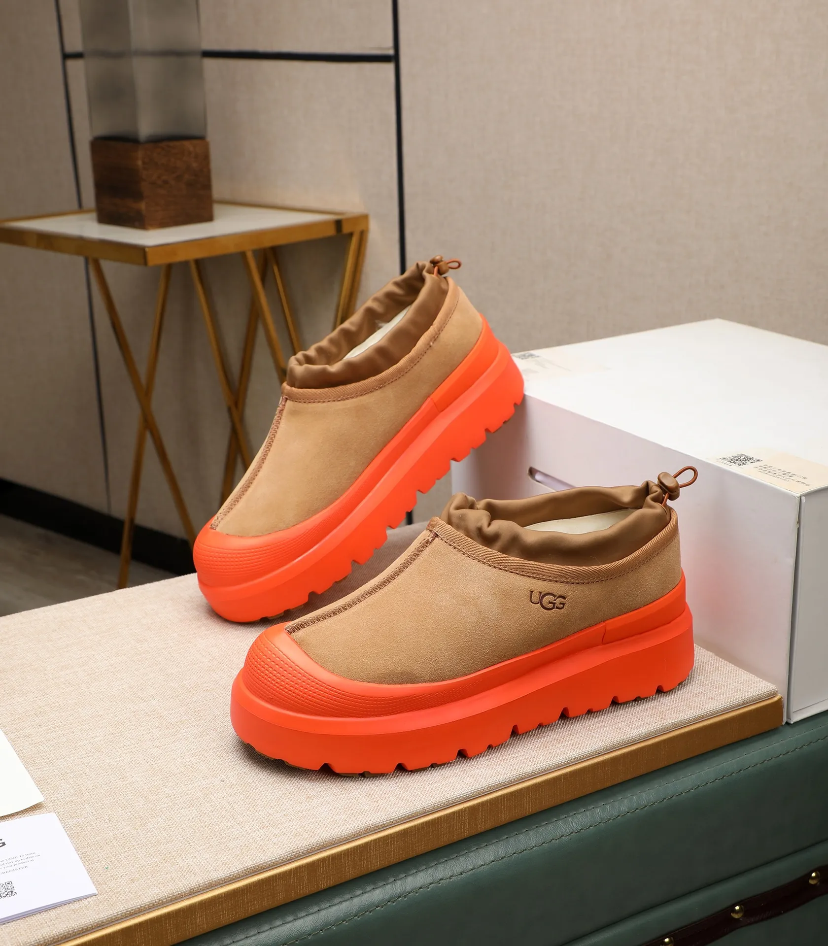 Men's shoes 💰540 (same style for men and women) Please pay attention to the quality of the original order and compare the thickness of the wool 🏮🏮The popular UGG is from Australia's warm luxury brand men's shoes, the official website is synchronized, Beckham men's style..., made of imported first-layer waxed cowhide, waxed toe cap, Australian real wool velvet lining Carefully sewn...Imported rubber Martin boots outsoles (comfortable, soft and wear-resistant). I really like the quality..Exquisite workmanship. You won't be able to put it down at first sight. Sizes 35-44